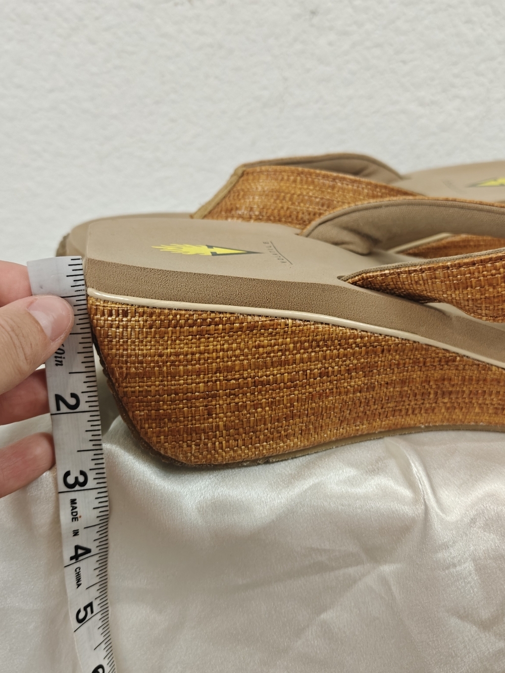 Volatile Bahama Wedge Sandals Women's Size 9 Tan Woven Comfort Thong Shoes - Picture 11 of 11